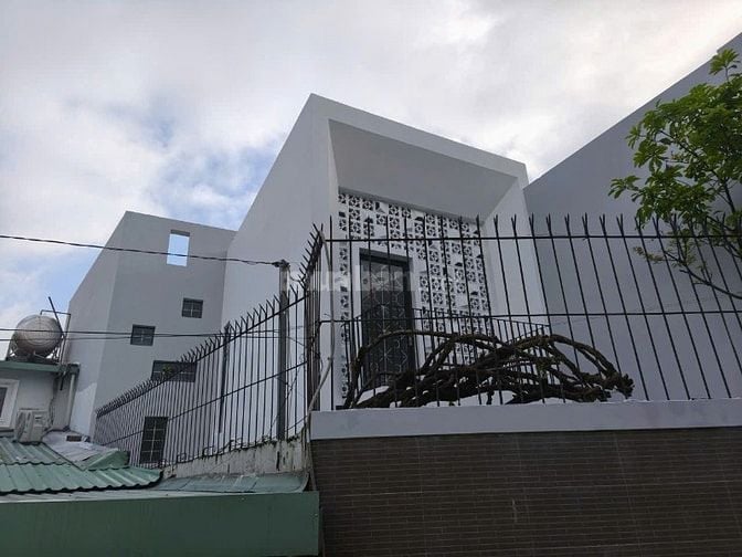 Bán nhà ngay trung tâm Hóc Môn