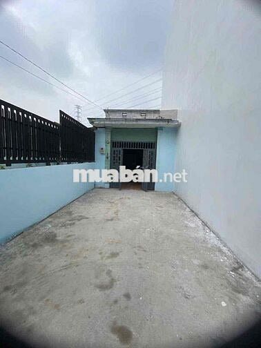 Nhà cấp 4; 4,5*22 1 pn có sân rộng