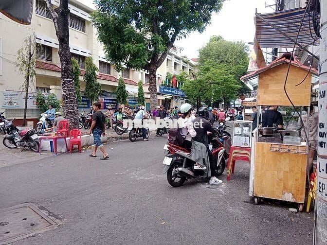 Cho thuê mặt bằng khu ăn uống đối diện có trường học