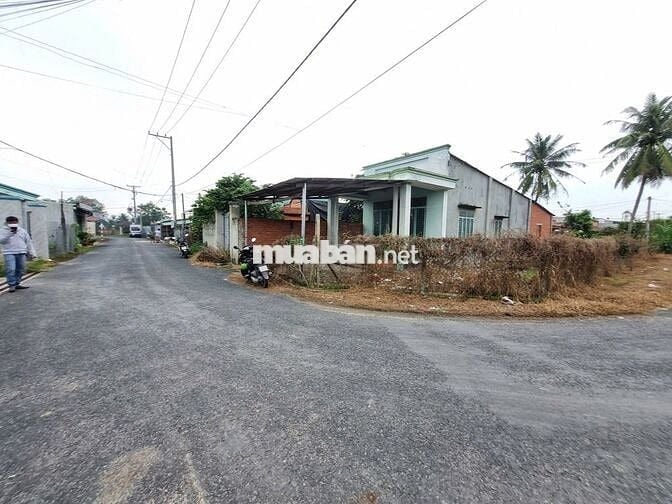 Nhà 2 mặt tiền nhựa. Trung tâm Trảng Bàng. 2,05 tỷ TL