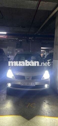 Ô tô Nissan Tiida màu vàng cát, xuất xứ Nhật