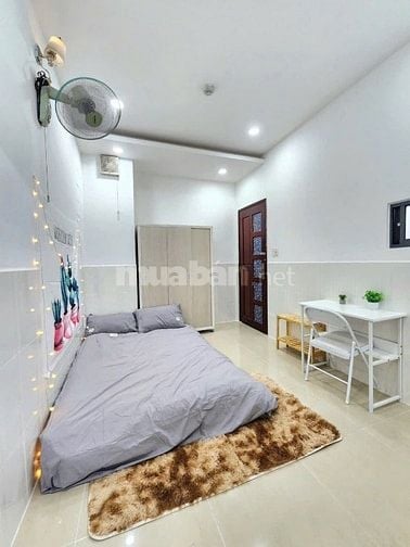 CHO THUÊ PHÒNG ĐẦY ĐỦ NỘI THẤT MẶT TIỀN ĐƯỜNG GẦN Q1