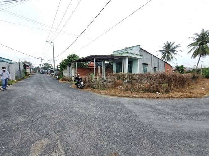 Nhà 2 mặt tiền nhựa. Trung tâm Trảng Bàng. 2,05 tỷ TL