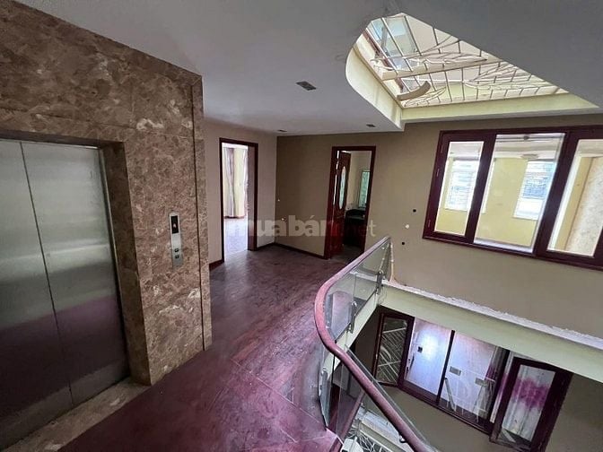 Nhà Lô góc, giữa 2 hồ điều hoà lớn, 7 tầng hiện đại, cực gần mặt phố 