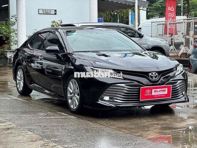 Toyota Camry 2020 màu đen 2.0G đi 67000 km xe zin