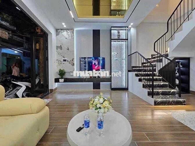 NHÀ CAO CẤP NGAY TRUNG TÂM THÀNH PHỐ VỊ TRÍ THUẬN TIỆN ĐI LẠI