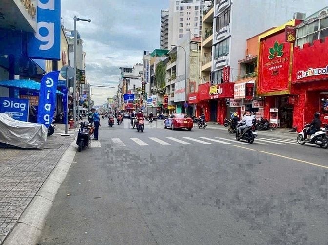 Bán nhà mặt tiền đường Hùng Vương P4Q5 dt: 3.7m x 8m 2 lầu giá 7 tỷ 8.