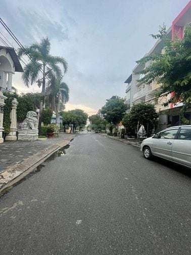 Biệt Thự Khu Tên Lửa dt 270m2, nhà 3 tầng(5PN + 4WC) giá 47tr/tháng