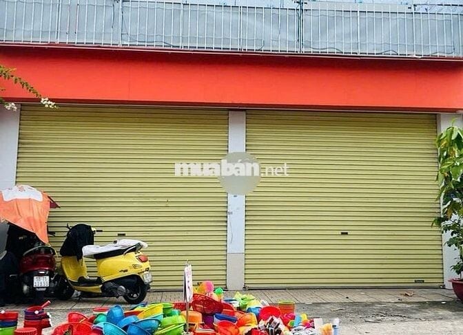 CHo thuê nhà nguyên căn mặt tiền đường Luỹ bán bích 8x18m trống suốt