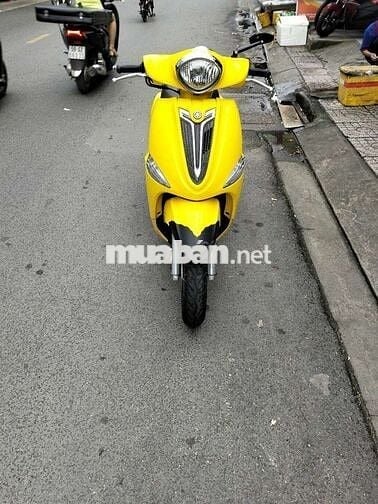 Xe máy Yamaha Nozza màu vàng, số tự động