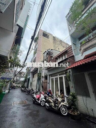 Nhà hêm xe tải khu VIPQ3 giá quá rẻ. Sổ hồng riêng