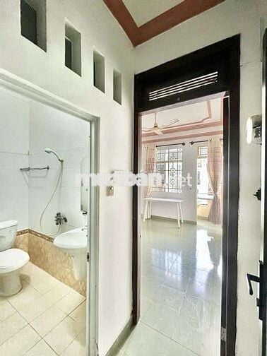 Pass phòng đẹp, có ban công, cửa sổ trời.