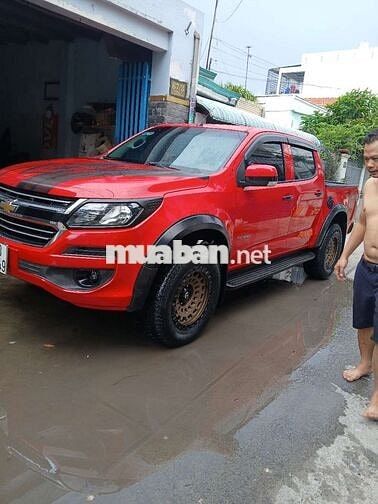 Ô tô Chevrolet Colorado màu đỏ, chạy dầu