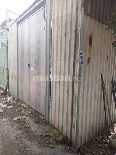 Bán gấp nhà tôn có đồng hồ điện nước đầy đủ 