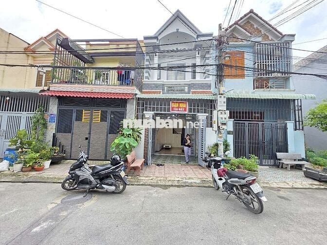 Nhà phố kdc Hoàng Hùng gần ngã tư Chiêu Liêu và chợ Đông Thành Dĩ An