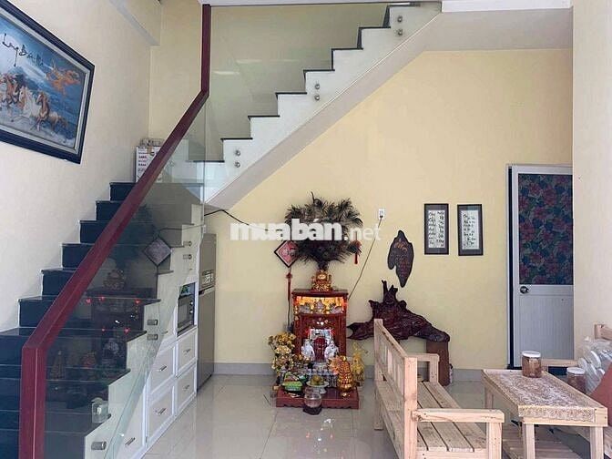 nhà 2 tầng sạch sẽ + 5 phòng trọ dt đất 100m2 ngang gần 7m