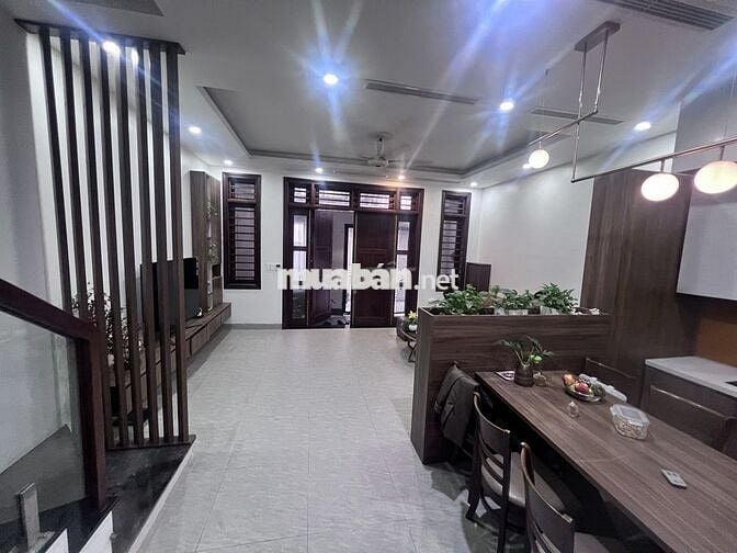 Bán nhà đường Cầu Giấy, Dân xây mặt tiền rộng thoáng sáng nội thất đẹp