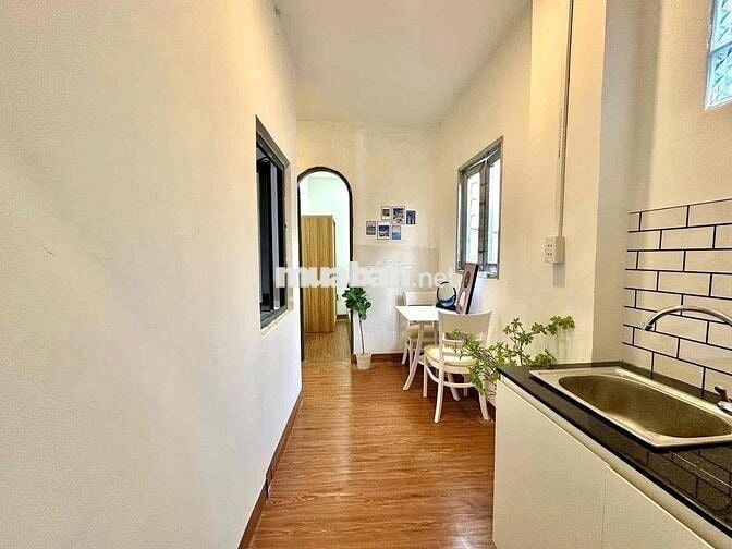 CHO THUÊ CHDV 2 PHÒNG NGỦ CỬA SỔ TRỜI NẰM SÁT BÊN QUẬN 1