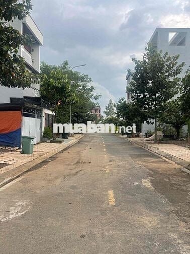 cần bán lô góc hai mặt tiền khu 4