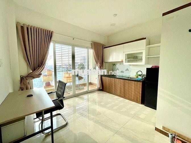 PHÒNG BAN CÔNG RỘNG THOÁNG YÊN TĨNH có thang máy hầm xe miễn phí