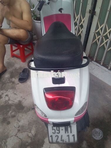 Xe máy Piaggio Vespa màu trắng hồng số tự động