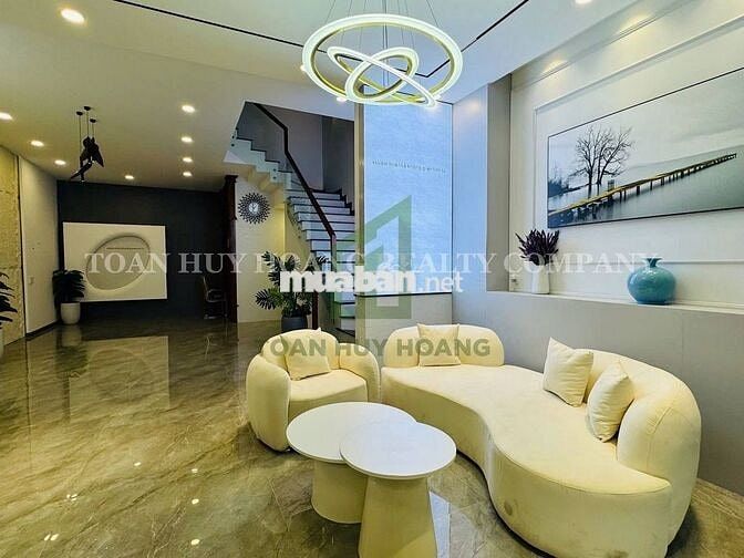 Nhà đẹp khu Regal Pavilion 4 PN hiện đại có thang máy