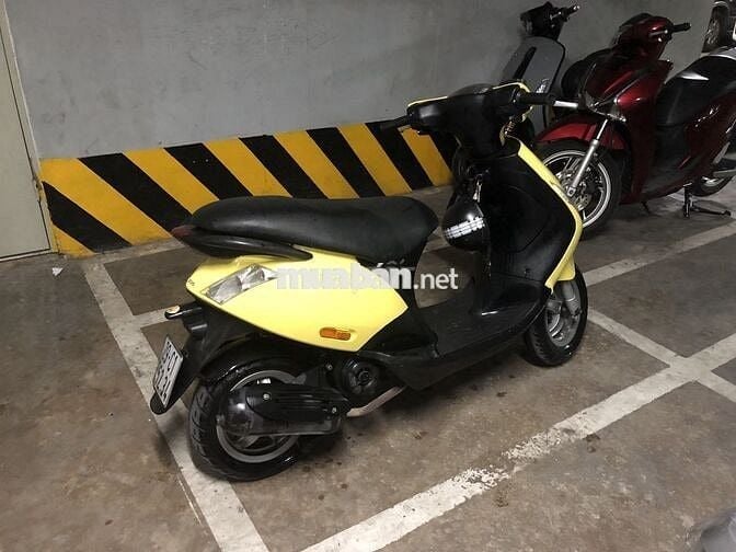 Xe máy Piaggio Zip màu vàng cho nữ
