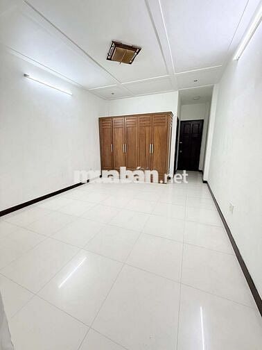 Phòng 30m2 có ban công, đường Lý Chiêu Hoàng