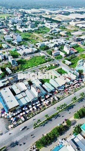 Bán nền đất sổ riêng xây dựng tư do ngay mặt tiền chợ Long Hậu