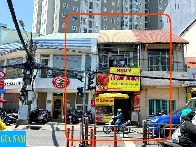 BÁN NHÀ MẶT TIỀN : 192 NGUYỄN TẤT THÀNH - P. 13 - Q. 4 - TPHCM