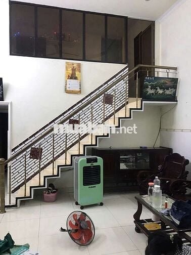 Nhà hẻm xe tải phù hợp gia đình đông người, cách Vincom Dĩ An 1km.