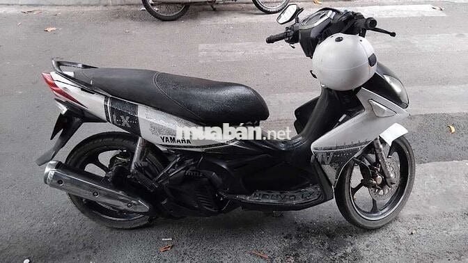 Xe máy Yamaha Nouvo LX màu trắng đen