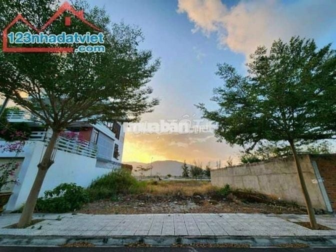 CỰC HIẾM !BÁN LÔ BIỆT THỰ SIÊU ĐẸP TRUNG TÂM LÀNG ĐH GIÁ CHỈ 22TR/M2