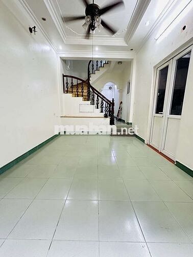 BÁN NHÀ ĐẸP GIA ĐÌNH TỰ XÂY PHỐ LĨNH NAM- Ô TÔ GẦN NHÀ