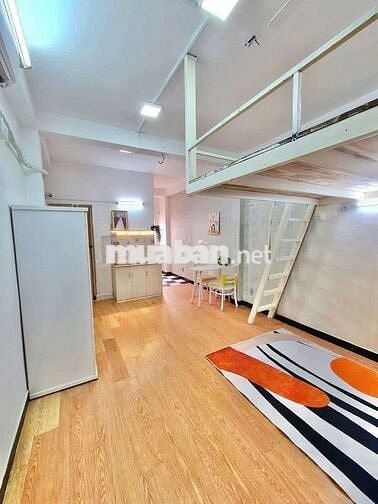 Phòng gác full nội thất nhà vệ sinh to cửa sổ trời lớn giáp Quận 1