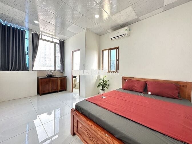 Ở NGAY! PHÒNG BAN CÔNG SIÊU THOÁNG NGAY NGÃ TƯ HÀNG XANH CÓ THANG MÁY