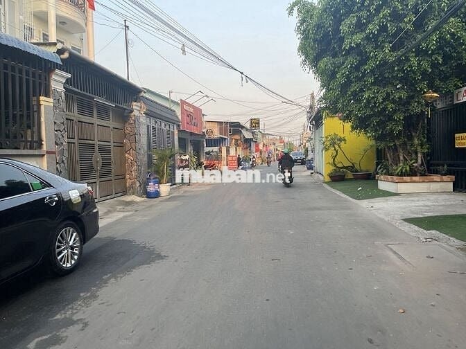 BÁN GẤP NHÀ MẶT TIỀN ĐƯỜNG NGUYỄN BÍNH NHAY SÂN VẬN ĐỘNG ĐÔNG HOÀ