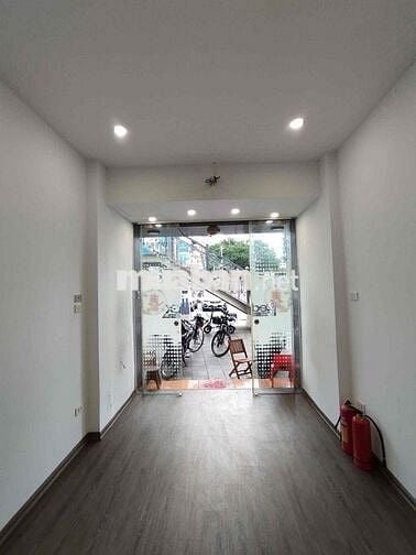 Cho thuê MBKD Tầng 1 góc ngã tư mặt đường Trần Khát Chân,vỉa hè 6m