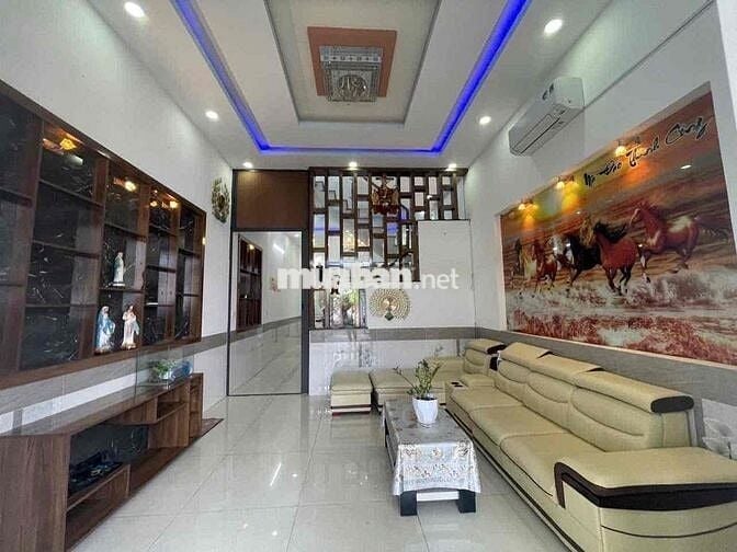 nhà lầu trệt 85m2 ,4p ngủ,có máy lạnh,bàn ghế,sân xe hơi