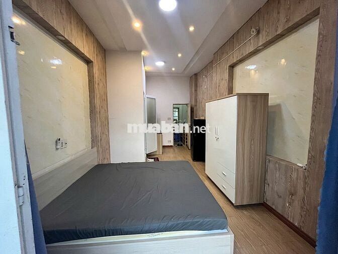 Phòng ban công rộng 30m2 đầy đủ nội thất ở Nguyên Hồng, Bình Thạnh