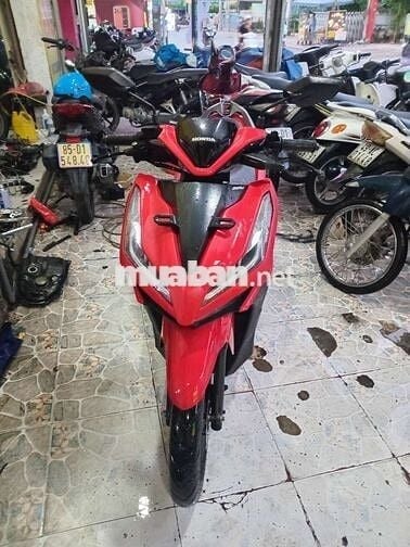 Xe máy Honda màu đỏ cho cả nam và nữ