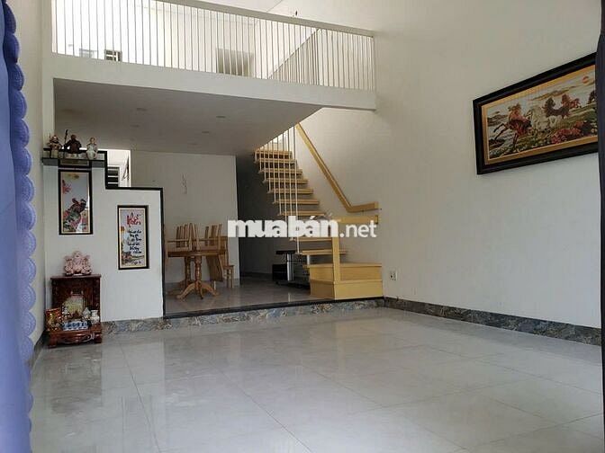 Nhà 1 trệt, 1 lầu, 4 pn 3 toilet 1 phòng khách 1 bếp có sân đậu ô tô
