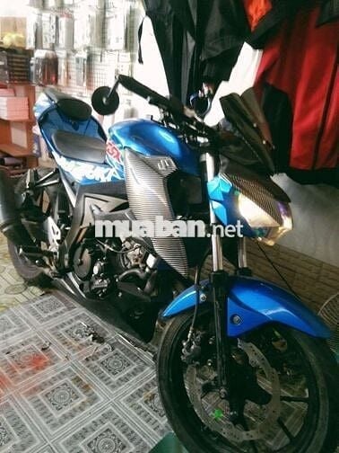 Xe máy Suzuki GSX màu xanh dương thể thao