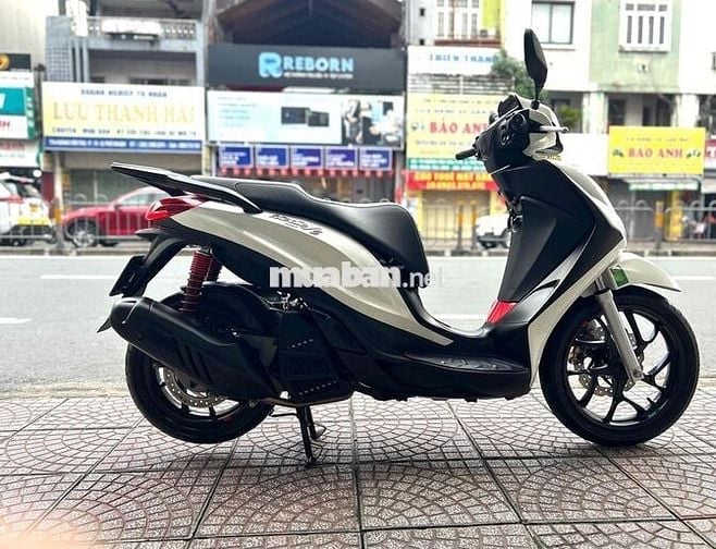 Xe Piaggio Medley 125 màu trắng đen