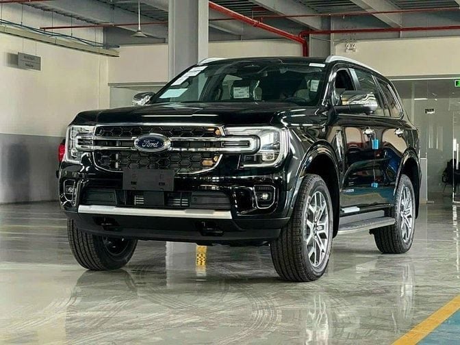 Ford Everest 2025 2.0L 4x4AT đen 
