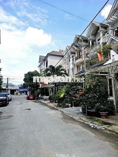 Nhà phố 3 tầng 270m sàn xd, full nội thất trong kdc cao cấp Dĩ An