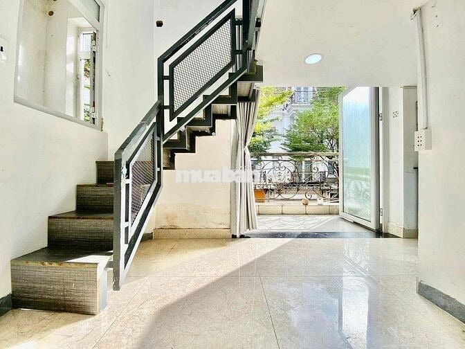 Cho thuê duplex bancol lớn ngay emart phan văn trị