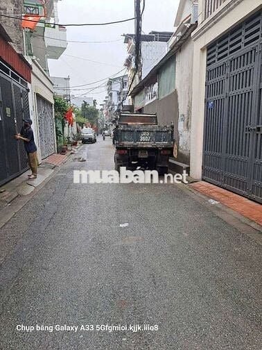 Cho thuê nhà ngọc thụy long biên 100m 2 tầng sân để 2 ô tô Giá 8 triệu