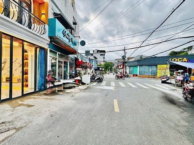 195m2! Chỉ 90tr/m2! Bán nhà ngang 10m HXH trục Nguyễn Thái Sơn, P3.