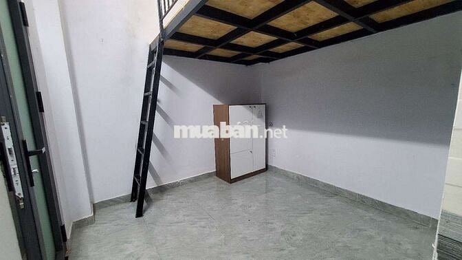 Phòng trọ duplex giá rẻ gác cao đứng được sẵn máy lạnh ngay quận 7